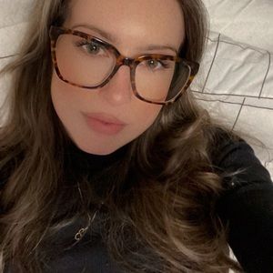 Meet your Posher, Charis